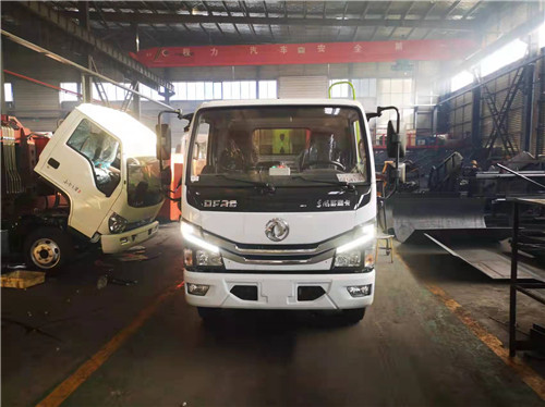 西寧客戶定購國六東風(fēng)多利卡6方壓縮式垃圾車已發(fā)車